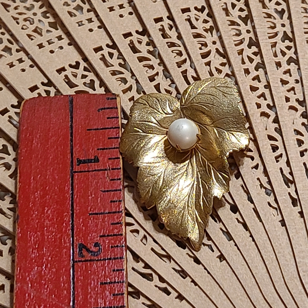 Classic Brooch Pin - Picture 9 of 13